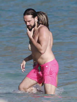 Heidi Klum And Tom Kaulitz Beachside - St Barths Heidi Klum and Tom Kaulitz seen enjoying the sun in Saint Barthelemy, France on January 4, 2026. Photo by ABACAPRESS.COM Saint Barthelemy France  Copyright: xABACAx