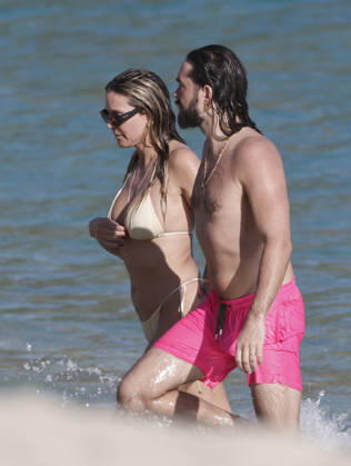Heidi Klum And Tom Kaulitz Beachside - St Barths Heidi Klum and Tom Kaulitz seen enjoying the sun in Saint Barthelemy, France on January 4, 2026. Photo by ABACAPRESS.COM Saint Barthelemy France  Copyright: xABACAx