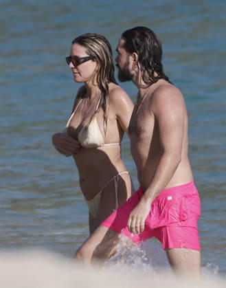 Heidi Klum And Tom Kaulitz Beachside - St Barths Heidi Klum and Tom Kaulitz seen enjoying the sun in Saint Barthelemy, France on January 4, 2026. Photo by ABACAPRESS.COM Saint Barthelemy France  Copyright: xABACAx