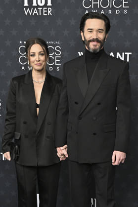 Kaley Cuoco and Tom Pelphrey at the 31 Critics Choice Awards 2026 at the Barker Hangar Santa Monica, 04 01 2026 Foto:xD.xStarbuckx xFuturexImagex critics_choice_6253