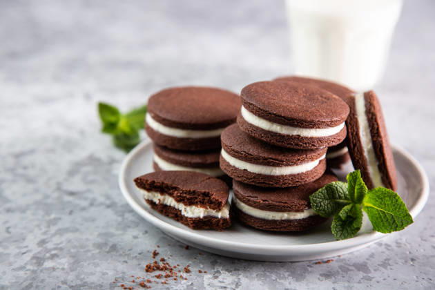Schokoladenkekse mit Frischkäsefüllung chocolate cookies with cream cheese filling , selective focus, grey background (License=RF) Copyright: xZoonar.com AnnaxShepulovax 24475586