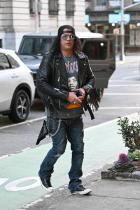Slash from Guns N Roses spotted arriving at the Soho Sessions where he is performing tonight in New York City Featuring: Slash Where: New York City, New York, United States When: 15 Jan 2026 Credit: Elder Ordonez INSTARimages EDITORIAL USE ONLY. NOT FOR USE BY NEWSPAPERS BASED IN THE UK. Copyright: xx instar55385986