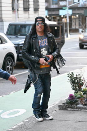 Slash from Guns N Roses spotted arriving at the Soho Sessions where he is performing tonight in New York City Featuring: Slash Where: New York City, New York, United States When: 15 Jan 2026 Credit: Elder Ordonez INSTARimages EDITORIAL USE ONLY. NOT FOR USE BY NEWSPAPERS BASED IN THE UK. Copyright: xx instar55385987