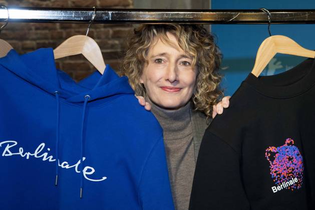 abb Tricia Tuttle with new Berlinale merchandising , the director of the Berlin International Film Festival, at the Berlinale 2026 program press conference on 20 01 2026 at the Akademi der Künste Berlin The 76th Berlin International Film Festival from February 12 to 22, 2026 Berlin Germany