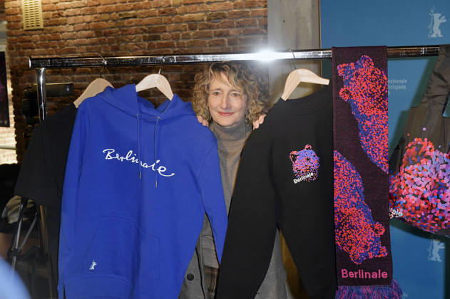 Tricia Tuttle presenting the merchandise before the program press conference of the Berlinale 2026 76 Berlin International Film Festival at the Akademie der Künste Berlin, 20 01 2026 Foto:xM.xBehrensx xFuturexImagex berlinale_pk_6106