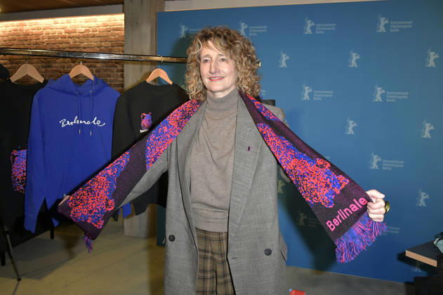 Tricia Tuttle presenting the merchandise before the program press conference of the Berlinale 2026 76 Berlin International Film Festival at the Akademie der Künste Berlin, 20 01 2026 Foto:xM.xBehrensx xFuturexImagex berlinale_pk_6107