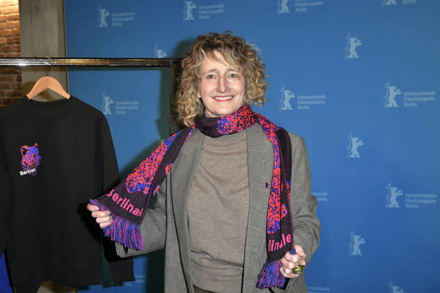 Tricia Tuttle presenting the merchandise before the program press conference of the Berlinale 2026 76 Berlin International Film Festival at the Akademie der Künste Berlin, 20 01 2026 Foto:xM.xBehrensx xFuturexImagex berlinale_pk_6108