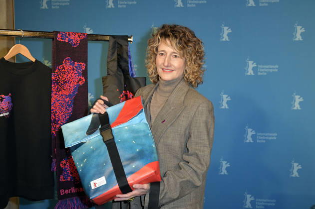Tricia Tuttle presenting the merchandise before the program press conference of the Berlinale 2026 76 Berlin International Film Festival at the Akademie der Künste Berlin, 20 01 2026 Foto:xM.xBehrensx xFuturexImagex berlinale_pk_6109