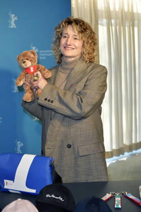 Tricia Tuttle presenting the merchandise before the program press conference of the Berlinale 2026 76 Berlin International Film Festival at the Akademie der Künste Berlin, 20 01 2026 Foto:xM.xBehrensx xFuturexImagex berlinale_pk_6110