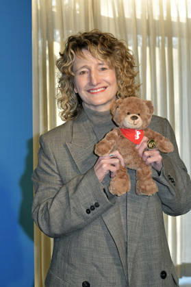 Tricia Tuttle presenting the merchandise before the program press conference of the Berlinale 2026 76 Berlin International Film Festival at the Akademie der Künste Berlin, 20 01 2026 Foto:xM.xBehrensx xFuturexImagex berlinale_pk_6111