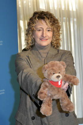 Tricia Tuttle presenting the merchandise before the program press conference of the Berlinale 2026 76 Berlin International Film Festival at the Akademie der Künste Berlin, 20 01 2026 Foto:xM.xBehrensx xFuturexImagex berlinale_pk_6112