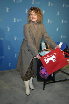Tricia Tuttle presenting the merchandise before the program press conference of the Berlinale 2026 76 Berlin International Film Festival at the Akademie der Künste Berlin, 20 01 2026 Foto:xM.xBehrensx xFuturexImagex berlinale_pk_6113