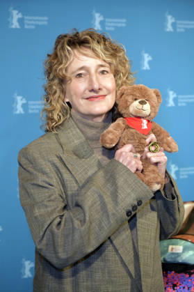 Tricia Tuttle presenting the merchandise before the program press conference of the Berlinale 2026 76 Berlin International Film Festival at the Akademie der Künste Berlin, 20 01 2026 Foto:xM.xBehrensx xFuturexImagex berlinale_pk_6115