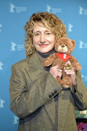 Tricia Tuttle presenting the merchandise before the program press conference of the Berlinale 2026 76 Berlin International Film Festival at the Akademie der Künste Berlin, 20 01 2026 Foto:xM.xBehrensx xFuturexImagex berlinale_pk_6116
