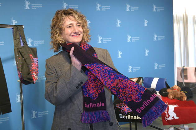 Tricia Tuttle presenting the merchandise before the program press conference of the Berlinale 2026 76 Berlin International Film Festival at the Akademie der Künste Berlin, 20 01 2026 Foto:xM.xBehrensx xFuturexImagex berlinale_pk_6117