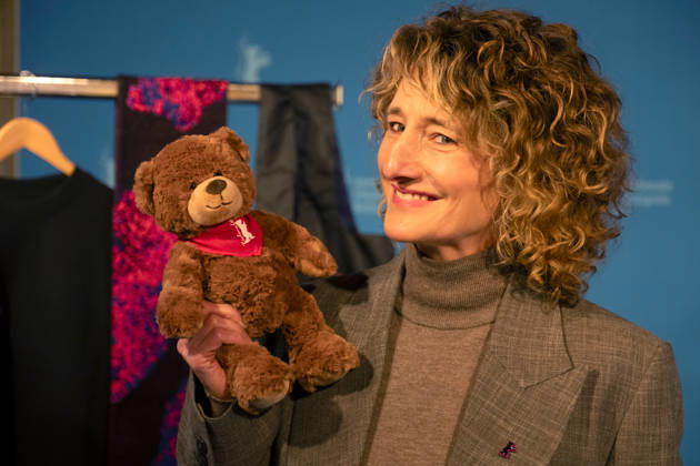 Director Tricia Tuttle with the Berlinale plush bear during a program press conference for the 76 Berlin Int Copyright: epd-bild RolfxZoellner epd-Berlinale6-kopieren