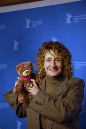 Director Tricia Tuttle with the Berlinale plush bear during a program press conference for the 76 Berlin Int Copyright: epd-bild RolfxZoellner epd-Berlinale7-kopieren