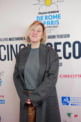 Valeria Bruni Tedeschi Avant première française du film Cinque secondi au Publicis Cinémas, dans le cadre du Troisième Gala du cinéma italien le 22 janvier 2026 Anne Sophie Guebey Bestimage Photocall for the premiere of the film Cinque secondi at Publicis Cinémas, as part of the Third Italian Film Gala in Paris on january 22nd 2026 Paris  Copyright: xAnne-SophiexGuebeyx xBestimagexAnne-SophiexGuebeyx xBestimagex