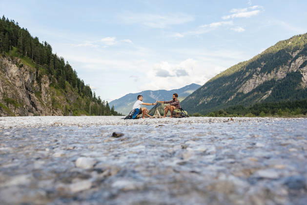 Brothers hiking and relaxing outdoors in the mountains on a summer day model released, Symbolfoto, DIGF26328