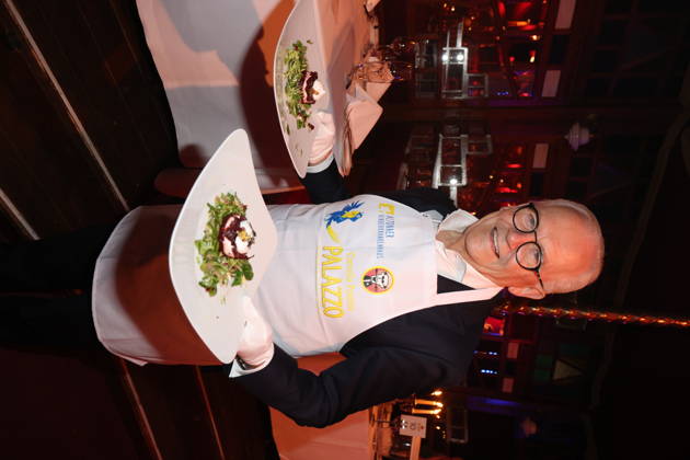 Hamburg Rüdiger Grube waits tables for a good cause, charity evening at the Cornelia Poletto PALAZZO Stars swap the microphone for a tray and the stage for the Spiegelpalast Hamburg ring for a good cause, 28 1 2026, the net proceeds from the evening go to the Lufthafen in the Altona childrens hospital AKK