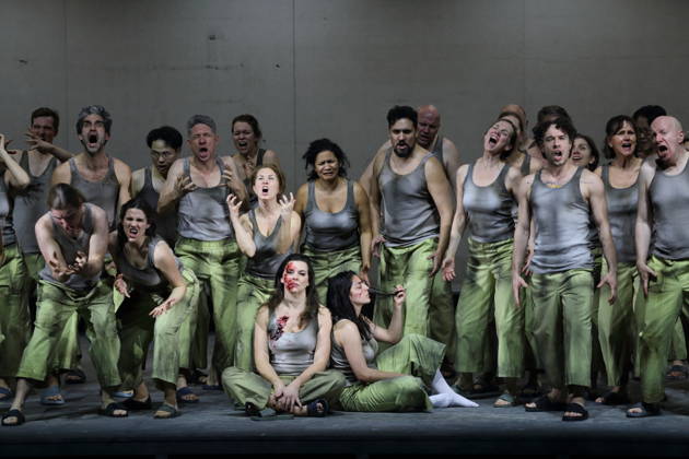 Ambur Braid as Katerina Lvovna Ismailova and Susan Zarrabi as Sonjetka , f l , and ensemble during the photo rehearsal for Lady Macbeth of Mtsensk at the Komische Oper im Schillertheater in Berlin, January 28, 2026 Opera in four acts by Dmitri Shostakovich Musical direction James Gaf