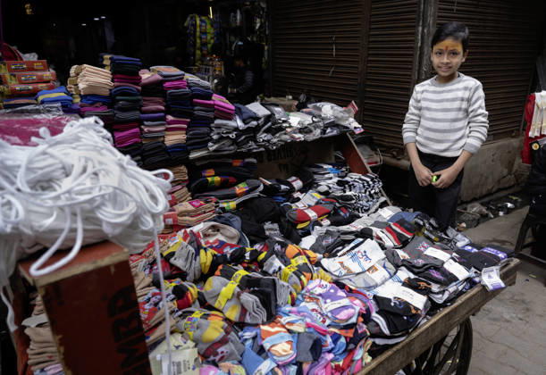 IND , INDIA This boy works in the vending place of his parents in Agra instead of going to school Child labor , 04 01 2026 IND , INDIA This boy works in the vending place of his parents in Agra instead of going to school Child labor , 04 01 2026