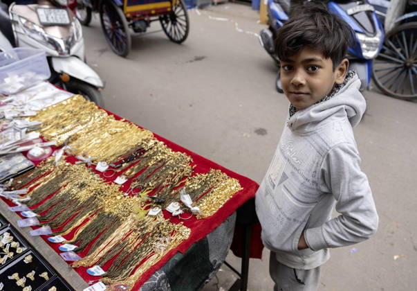 IND , INDIA This boy works in the vending place of his parents in Agra instead of going to school Child labor , 04 01 2026 IND , INDIA This boy works in the vending place of his parents in Agra instead of going to school Child labor , 04 01 2026