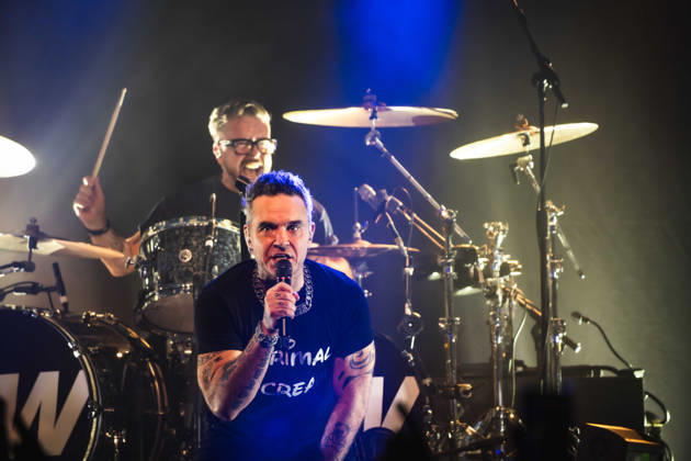 Robbie Williams performing at Barrowlands in Glasgow on 04 February 2026. Robbie Williams performing at Barrowlands in Glasgow on 04 February 2026 as part of his Long 90™s tour performing ˜Life Thru a Lens™ and new album ˜Britpop™ in full. Robbie Williams is a British singer and songwriter best known for solo singles ˜Angels™ and ˜Feel™ and as a member of the pop group Take That., Credit:Adam Hampton-Matthews Avalon  Copyright: xAdamxHampton-Matthewsx xAvalonx 1072125094