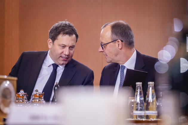 R L Friedrich Merz CDU , Federal Chancellor, and Lars Klingbeil, Federal Minister of Finance, pictured during a cabinet meeting in Berlin, 04 02 2026 Berlin Germany Copyright: xJulianexSonntagx