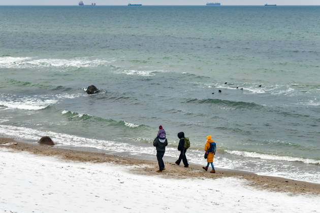Baltic Sea in winter People walking on the wintry Baltic Sea beach at the Wilhelmshöhe near Warnemünde Warnemünde Mecklenburg Western Pomerania Germany JK15318
