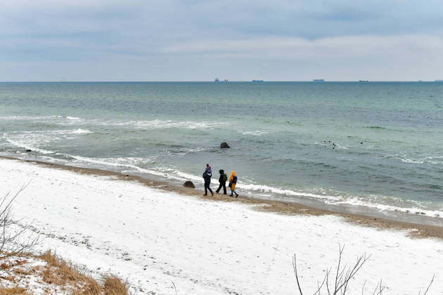 Baltic Sea in winter People walking on the wintry Baltic Sea beach at the Wilhelmshöhe near Warnemünde Warnemünde Mecklenburg Western Pomerania Germany JK15320