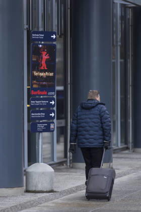 Berlinale, construction work at Potsdamer Platz, Berlin, 11 02 2026 A man with a suitcase passes a signpost to the Berlinale before the opening of the 76th Berlinale at the Theater am Potsdamer Platz in Berlin on 11 02 2026 The film festival will take place from 12 22 February 2026 Berlin Theater am Potsdamer Platz Copyright: xBenxKriemannx