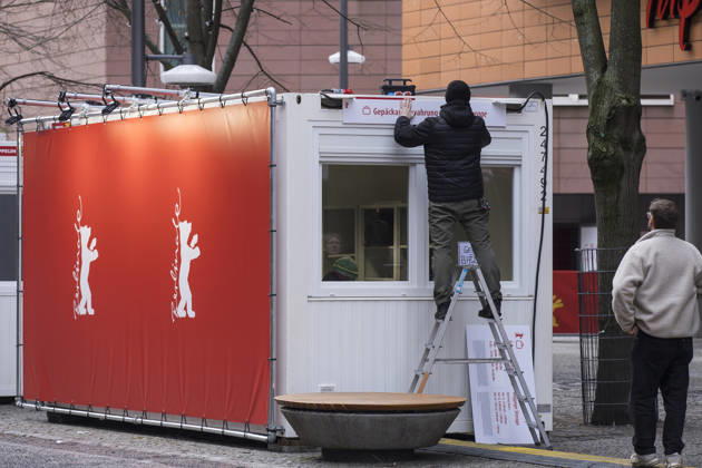 Berlinale, construction work at Potsdamer Platz, Berlin, 11 02 2026 A worker attaches a sign to a container before the opening of the 76 Berlinale at the Theater am Potsdamer Platz in Berlin on 11 02 2026 The film festival will take place from 12 22 February 2026 Berlin Theater am Potsdamer Platz Copyright: xBenxKriemannx