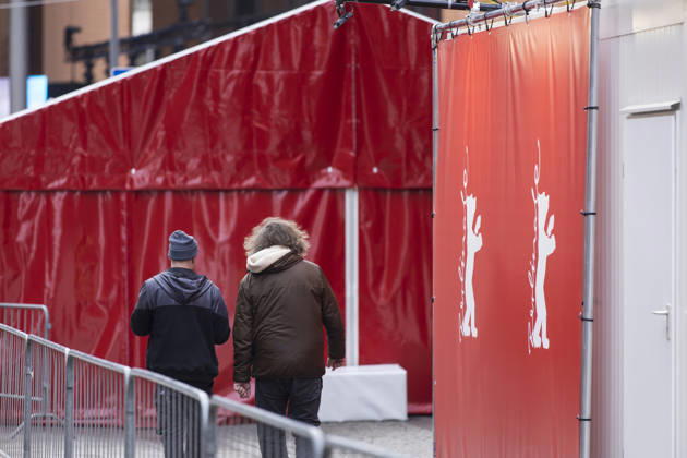 Berlinale, construction work at Potsdamer Platz, Berlin, 11 02 2026 Two workers next to the Berlinale Bear before the opening of the 76th Berlinale at the Theater am Potsdamer Platz in Berlin on 11 02 2026 The film festival will take place from 12 22 February 2026 Berlin Theater am Potsdamer Platz Copyright: xBenxKriemannx