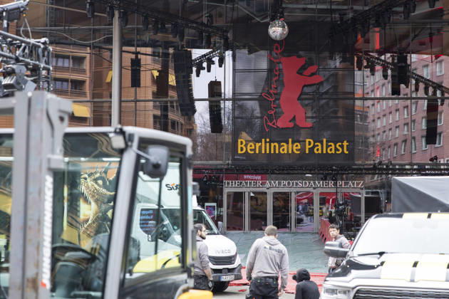Berlinale, construction work at Potsdamer Platz, Berlin, 11 02 2026 Workers laying floor slabs for the red carpet before the opening of the 76th Berlinale at the Theater am Potsdamer Platz in Berlin on 11 02 2026 The film festival will take place from 12 22 February 2026 Berlin Theater am Potsdamer Platz Copyright: xBenxKriemannx