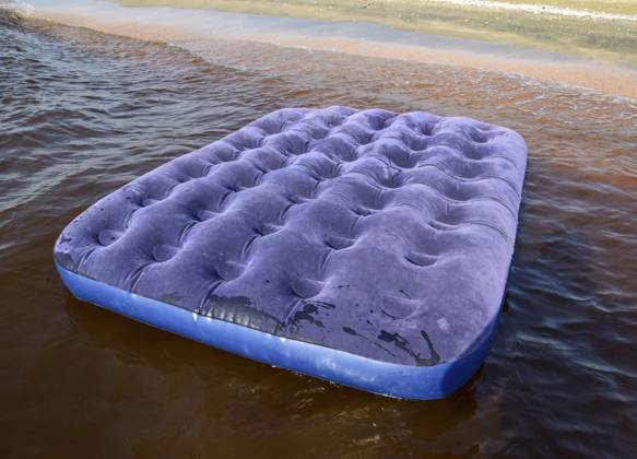 Blaue aufblasbare Matratze, die im Teich schwimmt. Eine aufblasbare Matratze am Strand Blue inflatable mattress swimming in the pond. An inflatable mattress on the beach Copyright: imageBROKER LeonidxEremeychuk ibxler15187116.jpg