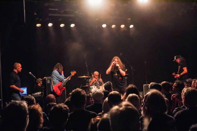 Purpendicular with drummer Ian Paice, singer and band founder Robby Thomas Walsh, guitarist Murray Gould, bassist Nick Fyfe and keyboardist Alessandro Debiaggi Rüsselsheim 12 02 2026 Concert by Purpendicular with drumming legend Ian Paice from Deep Purple