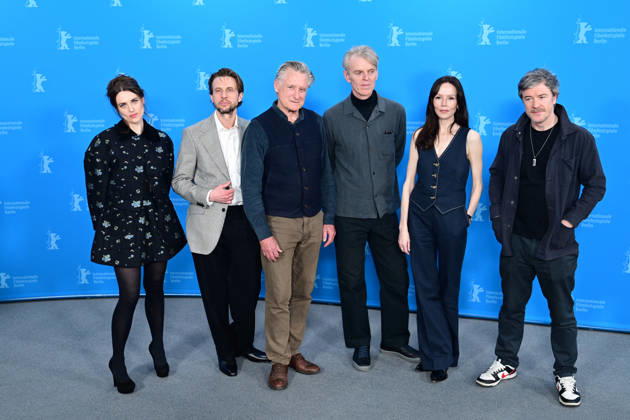 Anders Danielsen Lie, Grant Gee et Bill Pullman au photocall du film Everybody Digs Bill Evans lors de la 76ème édition du festival international du film de Berlin La Berlinale 2026 , le 13 février 2026 Romain Doucelin Bestimage Photocall of the movie, The Everybody Digs Bill Evans during the 76th Berlinale International Film Festival Berlin at Gret Hyatt Hotel on February 13th, 2026 in Berlin Berlin Allemagne  Copyright: xRomainxDoucelinx xBestimagexRomainxDoucelinx xBestimagex