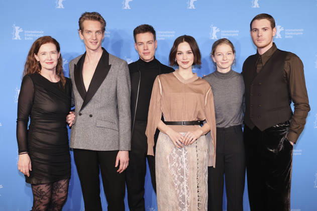 Julika Jenkins, Paul Boche, Kai Stänicke, Emilia Schüle, Stephanie Amarell and Philip Froissant at the photocall for the feature film The Homeless Trial of Hein at the Berlinale 2026 76 Berlin International Film Festival at the Hotel Grand Hyatt Berlin, 13 02 2026 Foto:xD.xBedrosianx xFuturexImagex heimatlose_6205