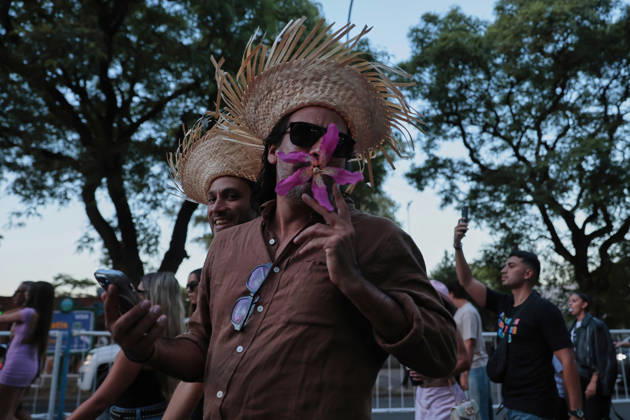 Bad Bunny performs first Buenos Aires concert of world tour BUENOS AIRES, ARGENTINA - FEBRUARY 13: Fans of Puerto Rican artist Bad Bunny gather from the early hours of Friday to secure their spots outside the concert venue in Buenos Aires, Argentina, on February 13, 2026. The performance is part of his global DEBI TIRAR MAS FOTOS tour, which has sparked massive anticipation among Argentine fans. Luciano Gonzalez Anadolu Buenos Aires Argentina. Editorial use only. Please get in touch for any other usage.  Copyright: x2026xAnadoluxLucianoxGonzalezx