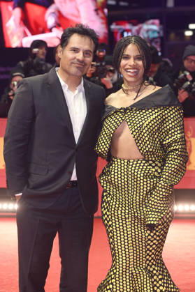 Michael Pena and Zazie Beetz at the photocall for the feature film Good Luck, Have Fun, Don t Die at the Berlinale 2026 76 Berlin International Film Festival on the Red Carpet of the Berlinale Palast Berlin, 13 02 2026 Foto:xC.xNiehausx xFuturexImagex fun_6240