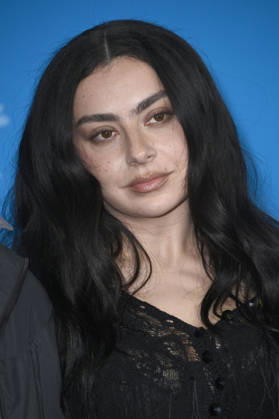 Charli xcx at the photocall for the movie The Moment at the Berlinale 2026 76 Berlin International Film Festival at the Hotel Grand Hyatt Berlin, 14 02 2026 Foto:xN.xKubelkax xFuturexImagex moment_6248