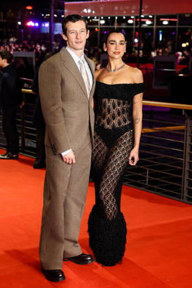 Berlin Berlinale, 76 Berlin International Film Festival 2026 Photo Call red Carpet ROSEBUSH PRUNING Dua Lipa with partner Callum Turner Berlinale, 76 Berlin International Film Festival 2026, 14 02 2026 Press Photo Roger Buerke Copyright: xEibner-Pressefoto RogerxBuerkex EP_RBE