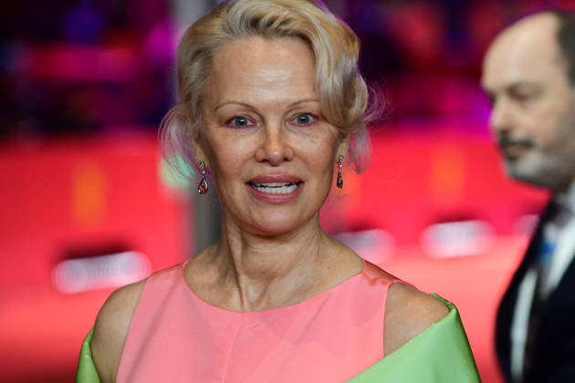 Pamela Anderson à la première du film Rosebush Pruning lors de la 76ème édition du festival international du film de Berlin La Berlinale 2026 , le 14 février 2026 Romain Doucelin Bestimage Celebrities attend the premiere of Rosebush Pruning during the 76th Berlinale, Berlin International Film Festival, at the Berlinale Palast, on February 14, 2026 in Berlin, Germany Berlin Allemagne  Copyright: xRomainxDoucelinx xBestimagexRomainxDoucelinx xBestimagex