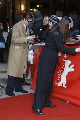 Sam Riley with husband Alexandra Maria Lara at the premiere of the BBC series Mint at the Berlinale 2026 76 Berlin International Film Festival at the Zoo Palast Berlin, 15 02 2026 Foto:xC.xTamckex xFuturexImagex mint_6204