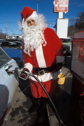 IMAGO History, Ölpreiskrise 1973 1973 US Oil Crisis Feb 19, 1974; Washington, DC, USA; Santa Clause gets gass during the gas shortage crisis in 1974. In October of 1973 Middles-eastern OPEC nations stopped exports to the US and other western nations, to punish the western nations that supported Israel, their foe, in the Yom Kippur War. Tthe price of oil in America quadrupled by 1974 to nearly 2 per 42 US gallon barrel, causing protests all over the country. Washington DC USA Copyright: xArthurxGracex