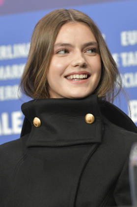 Florence Hunt at the press conference for the feature film Queen at Sea at the Berlinale 2026 76 Berlin International Film Festival at the Hotel Grand Hyatt Berlin, 17 02 2026 Foto:xM.xBehrensx xFuturexImagex queen_6230