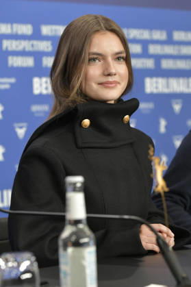 Florence Hunt at the press conference for the feature film Queen at Sea at the Berlinale 2026 76 Berlin International Film Festival at the Hotel Grand Hyatt Berlin, 17 02 2026 Foto:xM.xBehrensx xFuturexImagex queen_6244