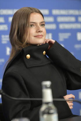 Florence Hunt at the press conference for the feature film Queen at Sea at the Berlinale 2026 76 Berlin International Film Festival at the Hotel Grand Hyatt Berlin, 17 02 2026 Foto:xM.xBehrensx xFuturexImagex queen_6245