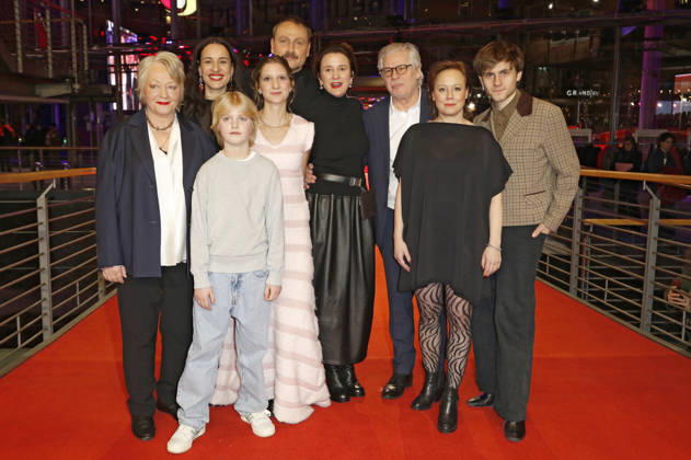 Rahel Ohm, Gina Henkel, Yvon Moltzen, Frida Hornemann, Max Riemelt, Eva Trobisch, guest, Eva Löbau and Florian Geißelmann at the premiere of the feature film Something Very Special Home Stories at the Berlinale 2026 76 Berlin International Film Festival in the Berlinale Palast Berlin, 18 02 2026 Foto:xC.xTamckex xFuturexImagex besonderes_6221